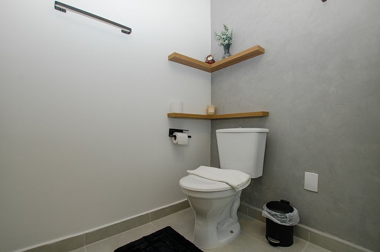 Charmoso studio com varanda na Fradique Coutinho