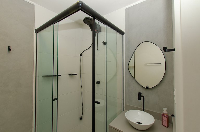 Charmoso studio com varanda na Fradique Coutinho