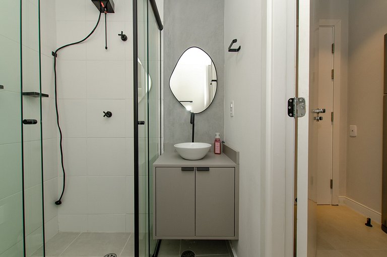 Charmoso studio com varanda na Fradique Coutinho