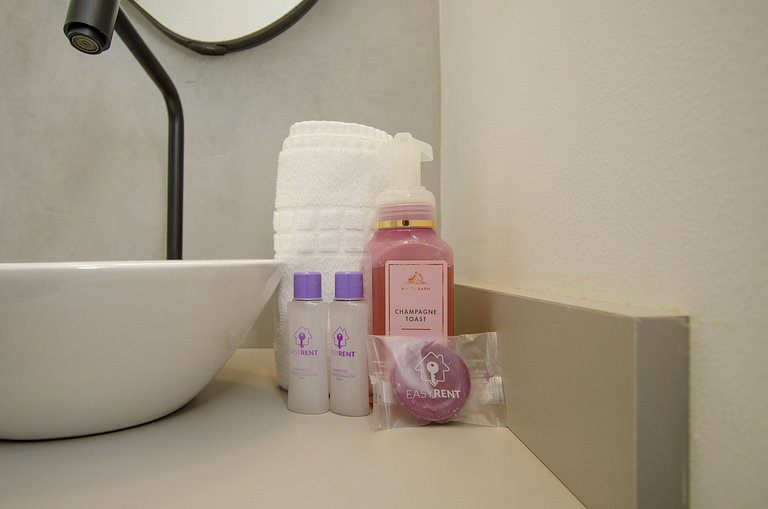 Charmoso studio com varanda na Fradique Coutinho