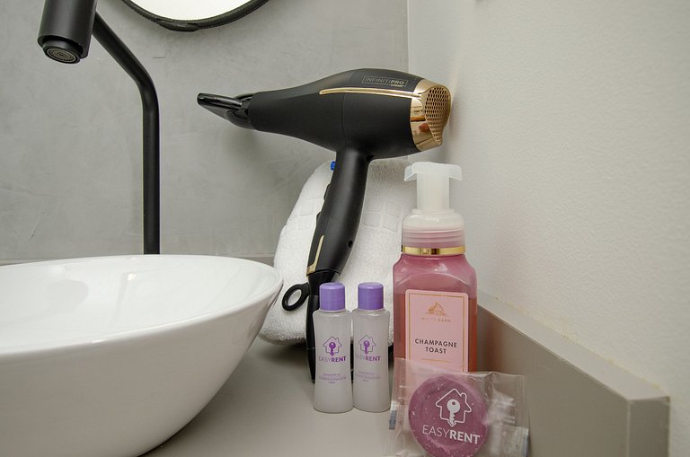 Charmoso studio com varanda na Fradique Coutinho