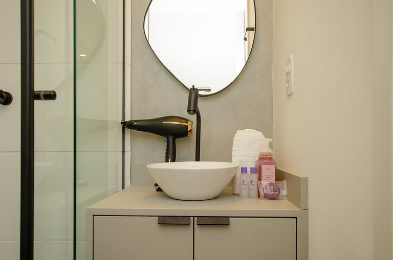 Charmoso studio com varanda na Fradique Coutinho