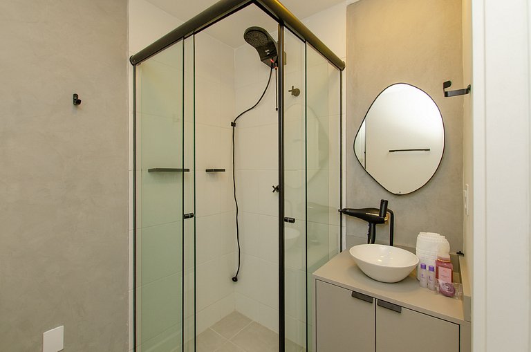 Charmoso studio com varanda na Fradique Coutinho