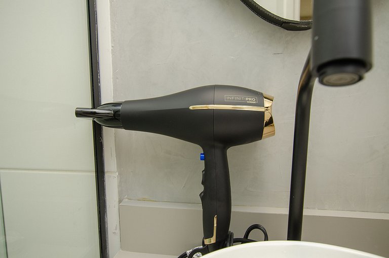 Charmoso studio com varanda na Fradique Coutinho