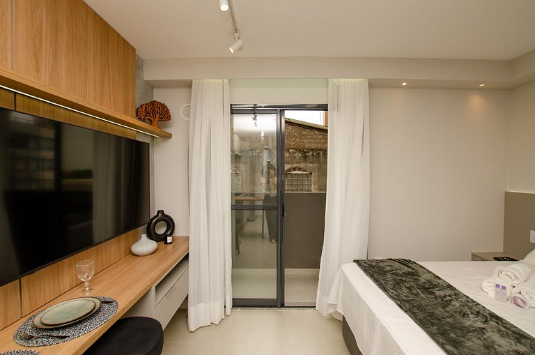 Charmoso studio com varanda na Fradique Coutinho