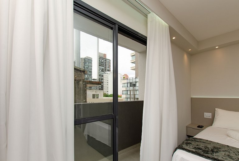 Charmoso studio com varanda na Fradique Coutinho