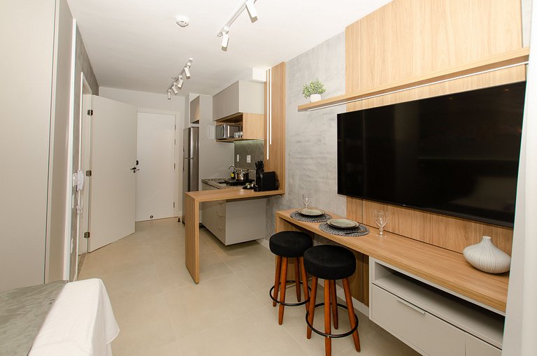 Charmoso studio com varanda na Fradique Coutinho