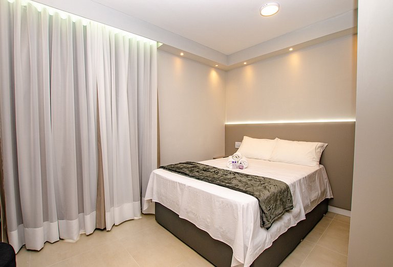 Charmoso studio com varanda na Fradique Coutinho