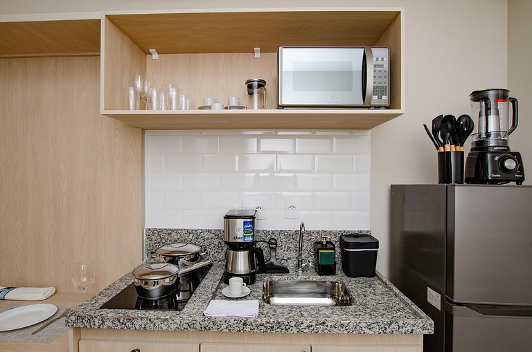 Charmoso studio C/ cama queen na Fradique Coutinho