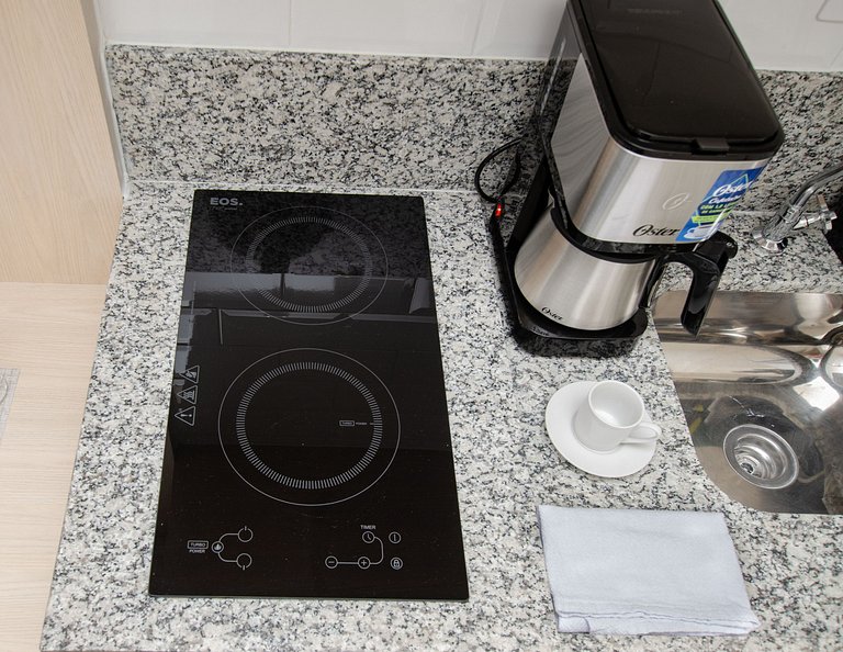 Charmoso studio C/ cama queen na Fradique Coutinho