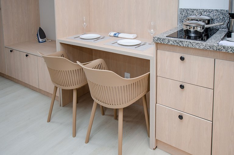 Charmoso studio C/ cama queen na Fradique Coutinho