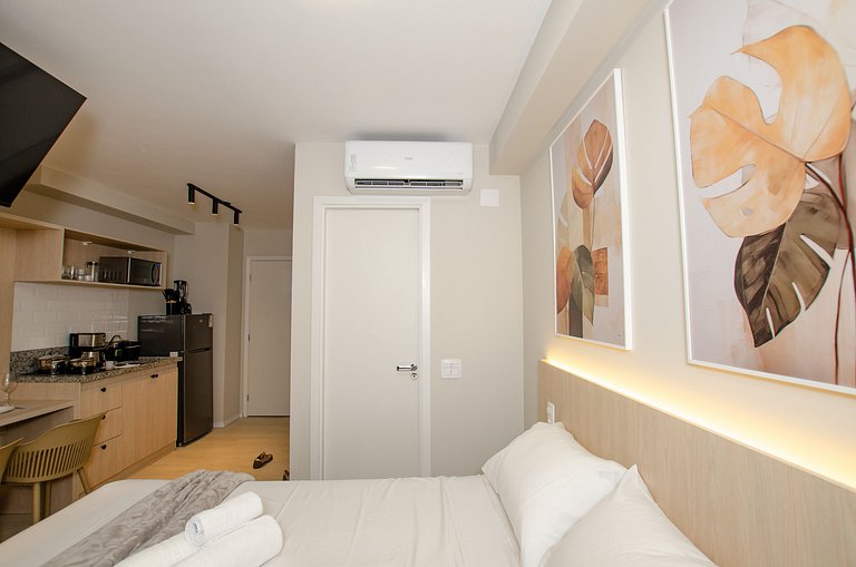 Charmoso studio C/ cama queen na Fradique Coutinho