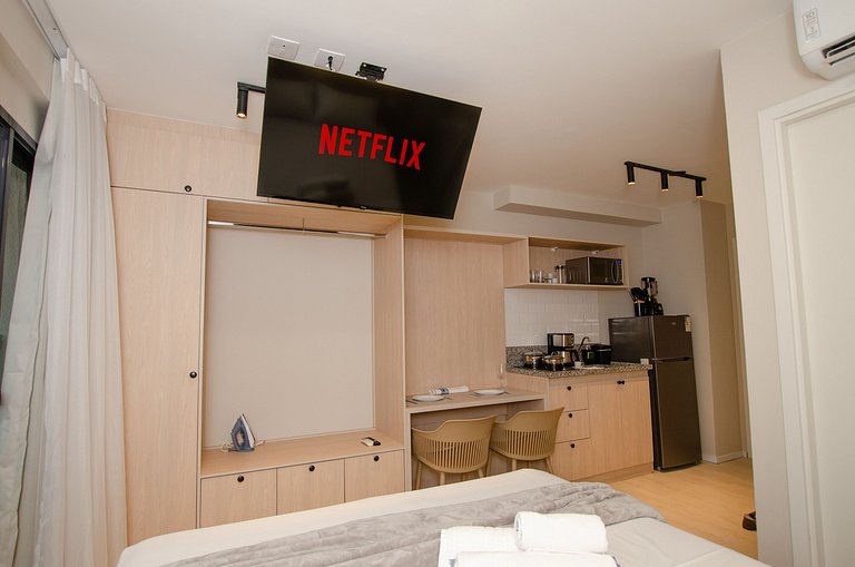 Charmoso studio C/ cama queen na Fradique Coutinho