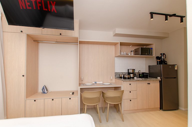 Charmoso studio C/ cama queen na Fradique Coutinho