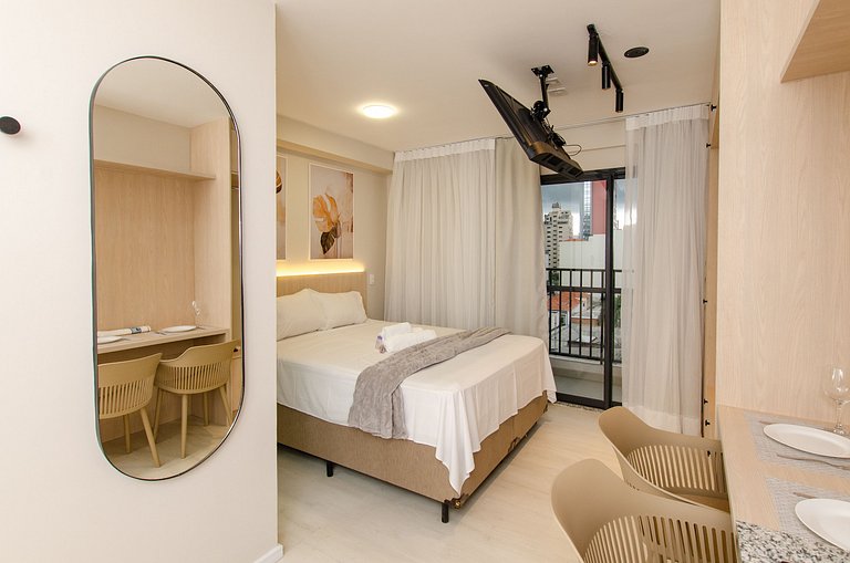 Charmoso studio C/ cama queen na Fradique Coutinho