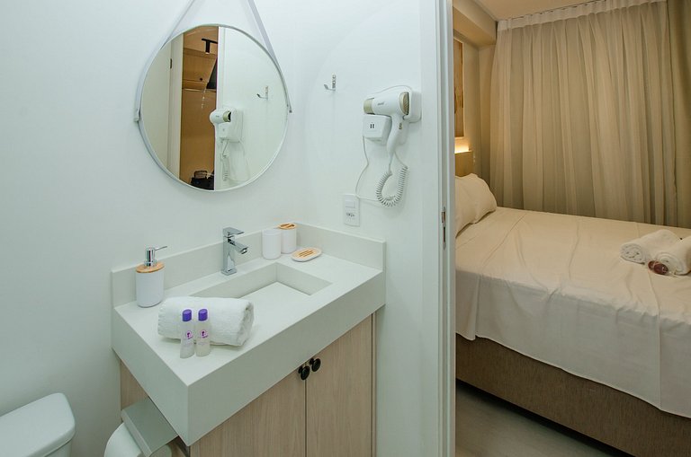 Charmoso studio C/ cama queen na Fradique Coutinho