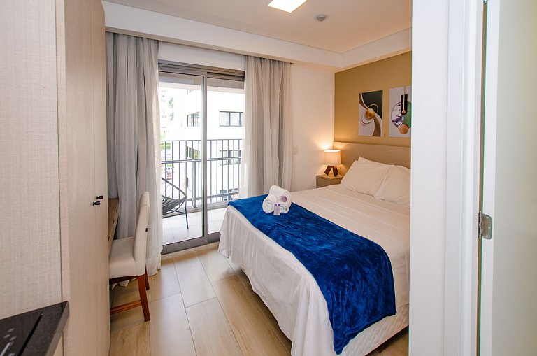 Belo studio com cama queen no Jardins