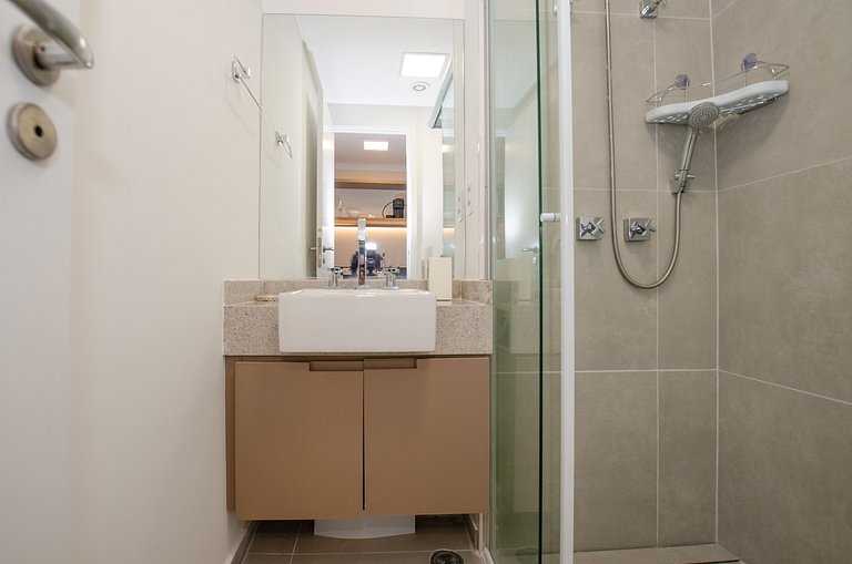 Belo studio com cama queen no Jardins