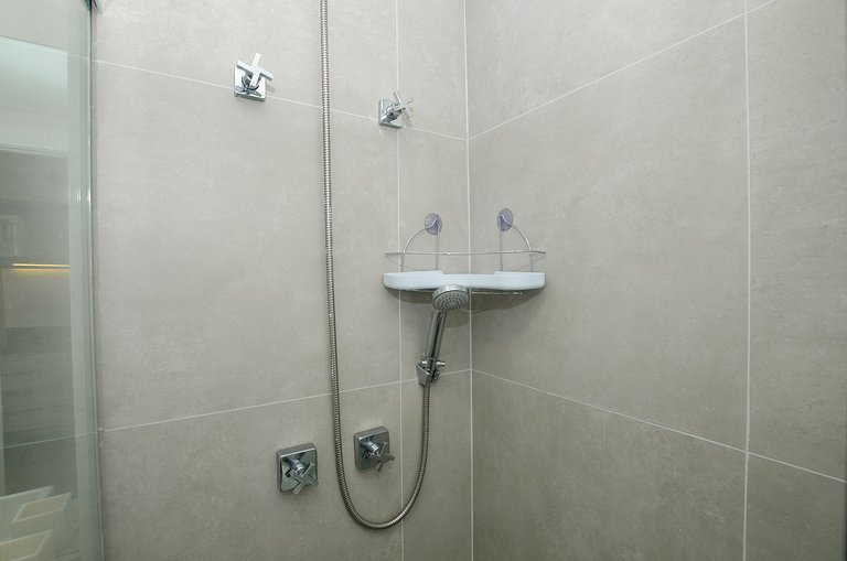 Belo studio com cama queen no Jardins