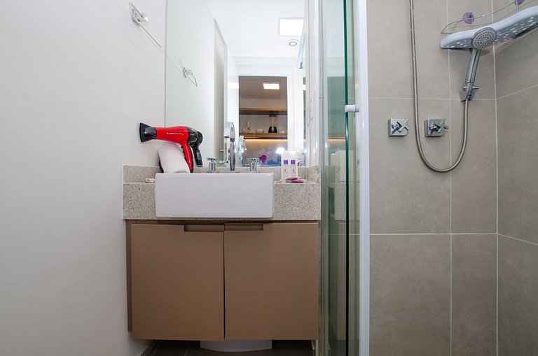 Belo studio com cama queen no Jardins