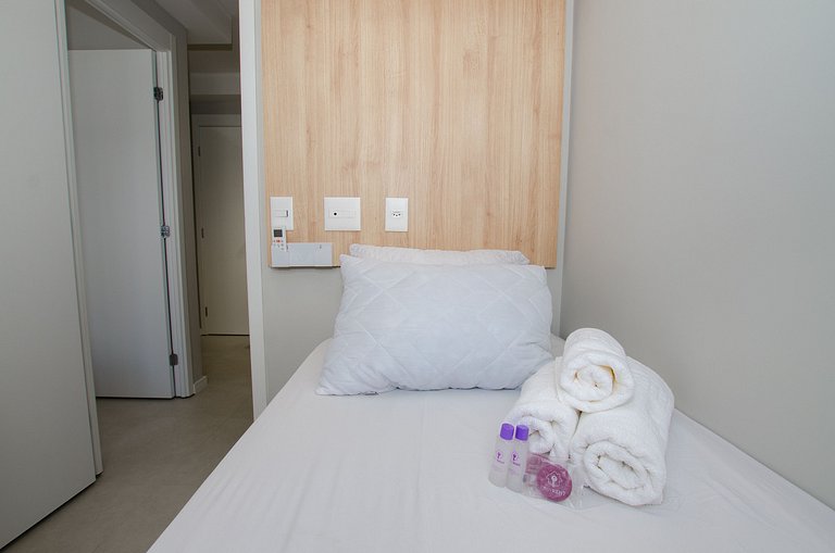 Lindo apto com 2 dorms e varanda na Pompéia