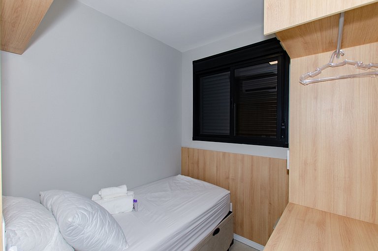 Lindo apto com 2 dorms e varanda na Pompéia