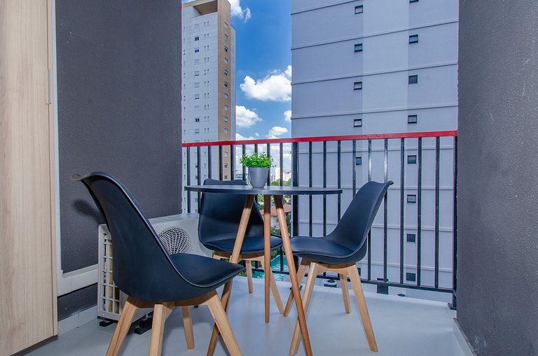 Lindo apto com 2 dorms e varanda na Pompéia