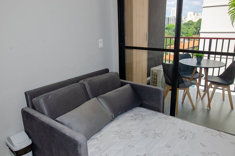 Lindo apto com 2 dorms e varanda na Pompéia