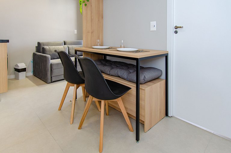 Lindo apto com 2 dorms e varanda na Pompéia