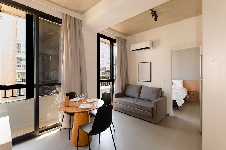 Belo apto de 2 dorms C/ varanda e ar-condicionado