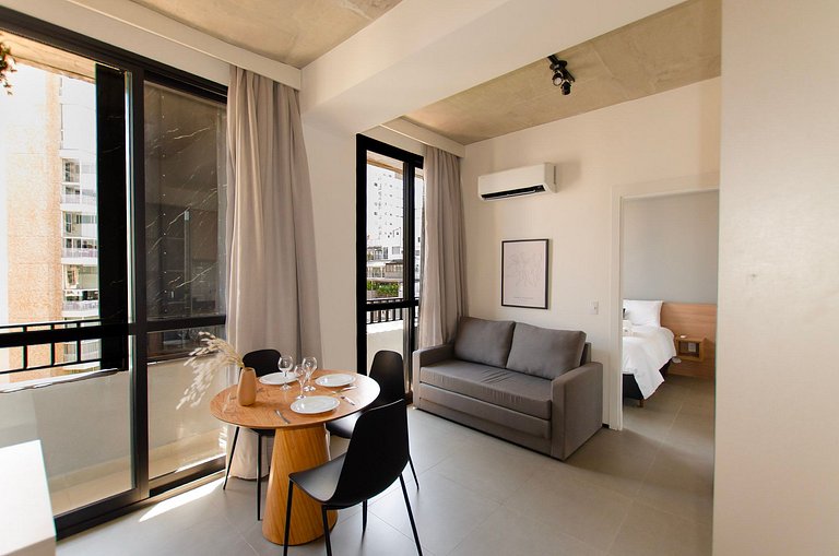 Belo apto de 2 dorms C/ varanda e ar-condicionado