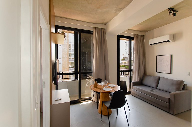 Belo apto de 2 dorms C/ varanda e ar-condicionado