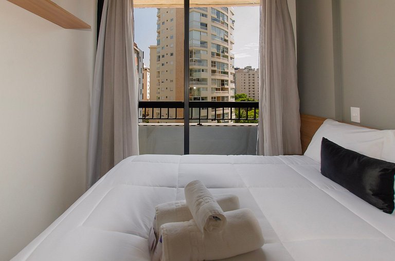 Belo apto de 2 dorms C/ varanda e ar-condicionado