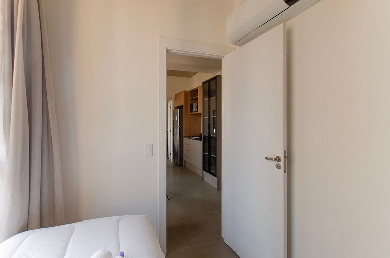 Belo apto de 2 dorms C/ varanda e ar-condicionado