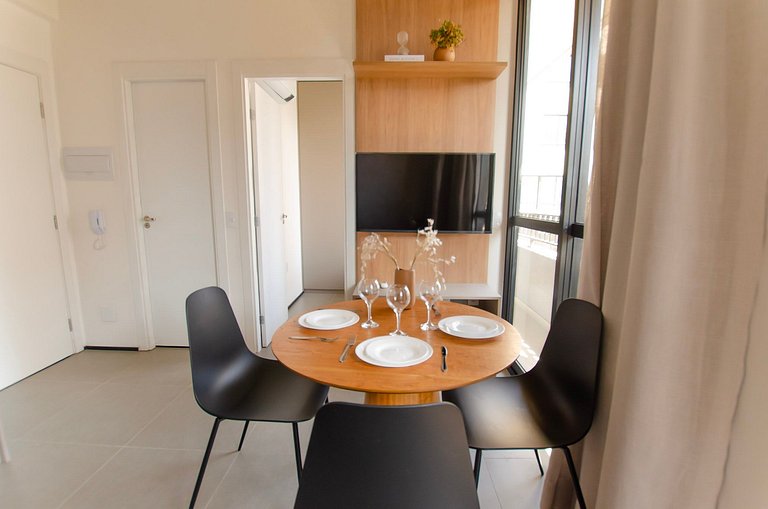 Belo apto de 2 dorms C/ varanda e ar-condicionado