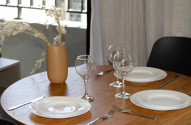 Belo apto de 2 dorms C/ varanda e ar-condicionado