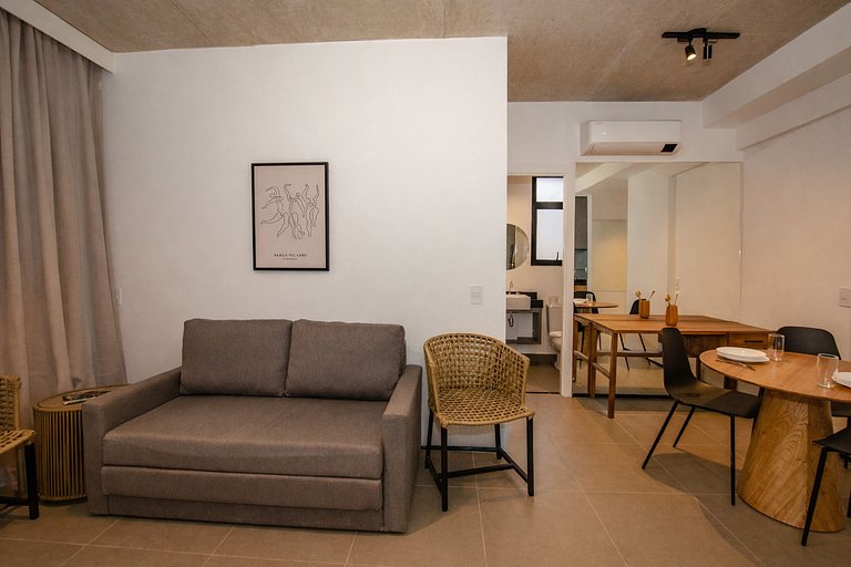 Belo apto de 2 dorms C/ varanda e ar-condicionado