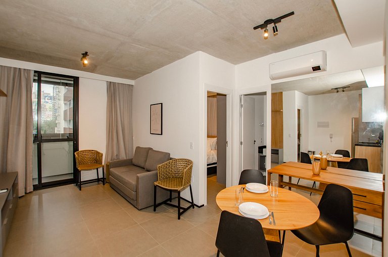 Belo apto de 2 dorms C/ varanda e ar-condicionado