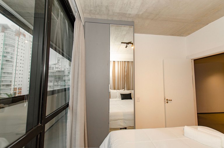 Belo apto de 2 dorms C/ varanda e ar-condicionado