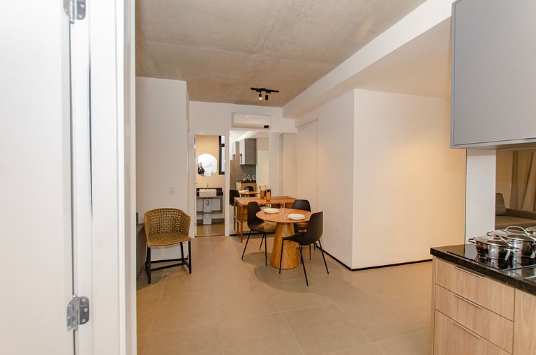 Belo apto de 2 dorms C/ varanda e ar-condicionado