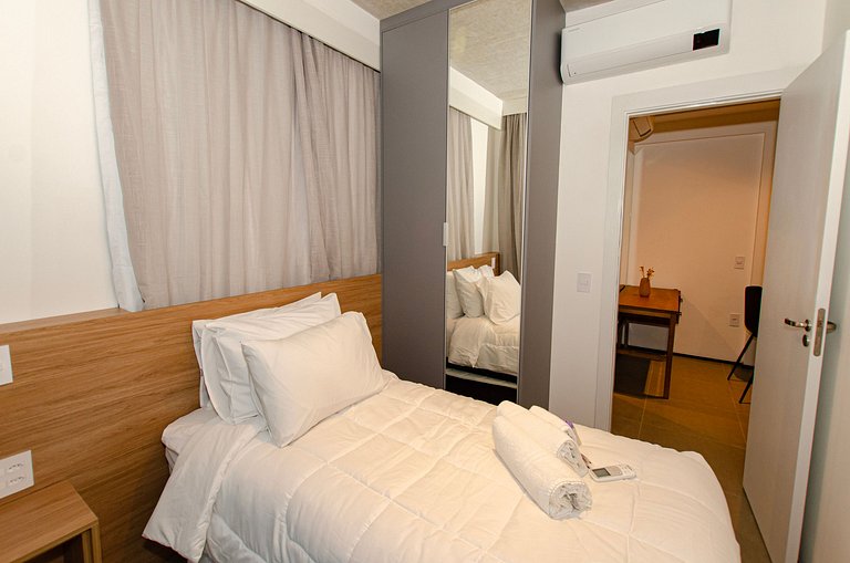 Belo apto de 2 dorms C/ varanda e ar-condicionado