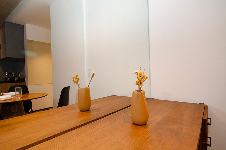 Belo apto de 2 dorms C/ varanda e ar-condicionado