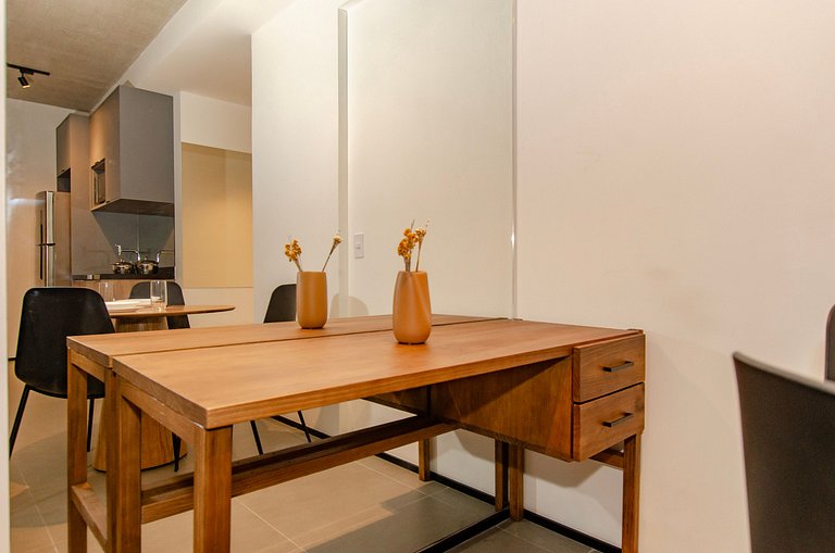 Belo apto de 2 dorms C/ varanda e ar-condicionado