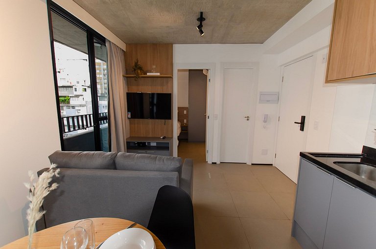 Belo apto de 2 dorms C/ varanda e ar-condicionado