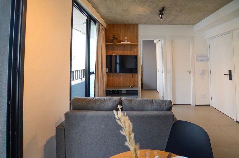 Belo apto de 2 dorms C/ varanda e ar-condicionado