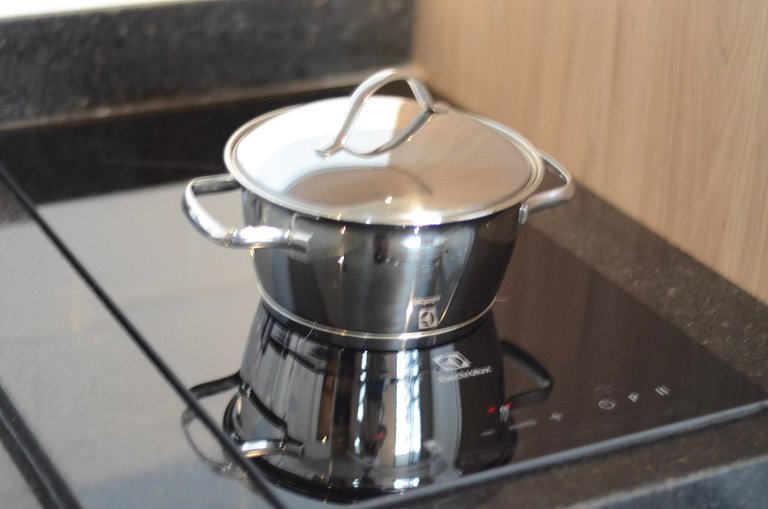 Belo apto de 2 dorms C/ varanda e ar-condicionado