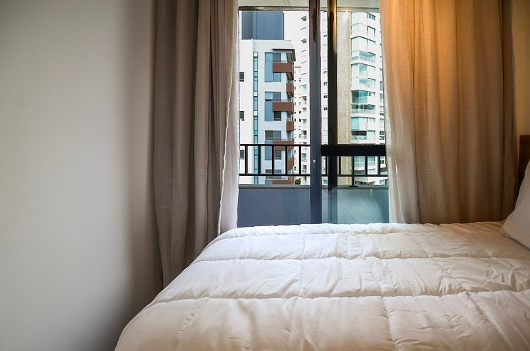 Belo apto de 2 dorms C/ varanda e ar-condicionado