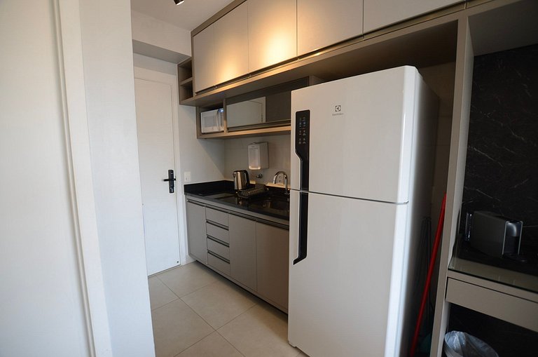 Belo studio com cama queen e vista livre