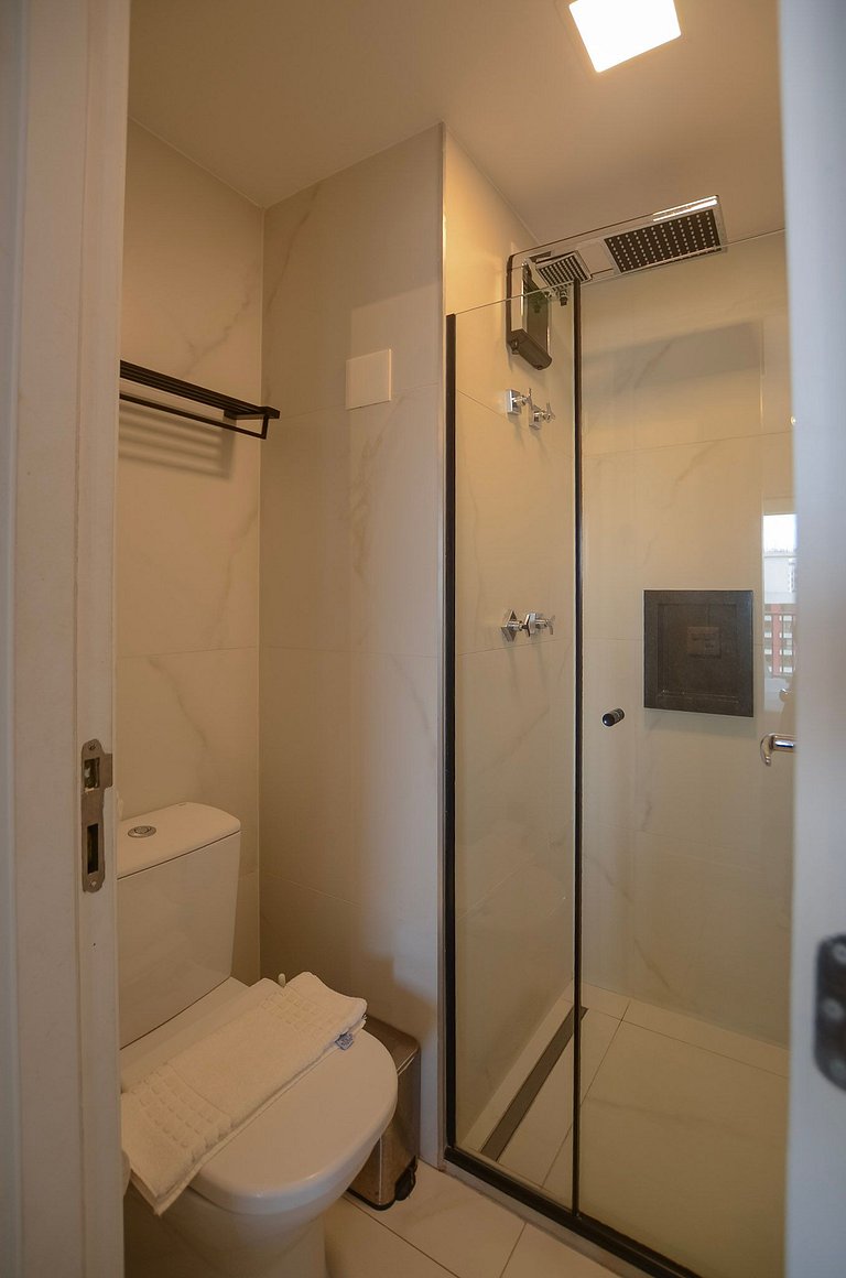 Belo studio com cama queen e vista livre