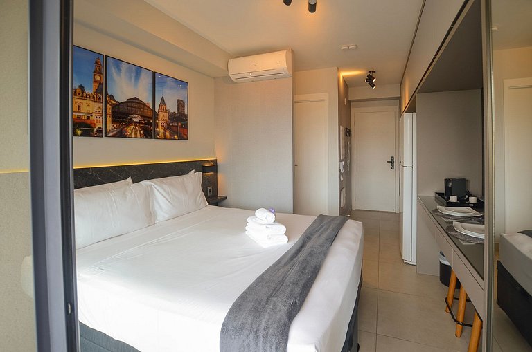 Belo studio com cama queen e vista livre